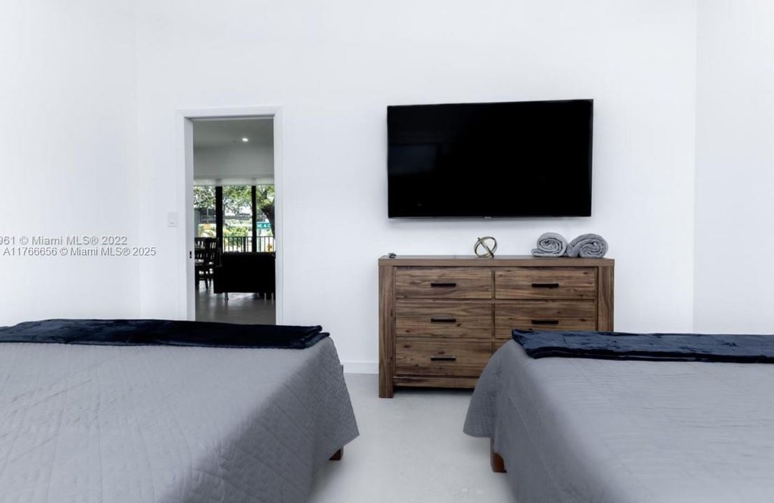 Recientemente alquilado: $5,500 (4 camas, 4 baños, 2319 Pies cuadrados)