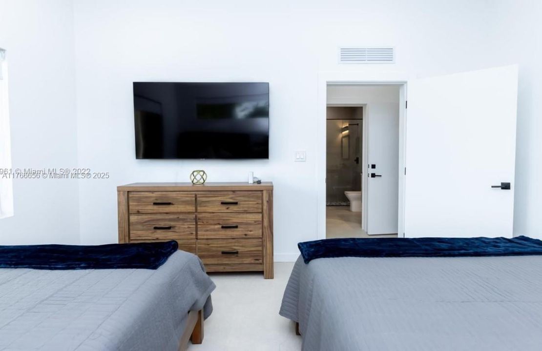 Recientemente alquilado: $5,500 (4 camas, 4 baños, 2319 Pies cuadrados)