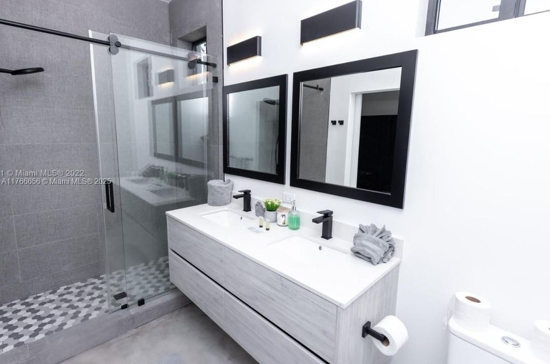 Recientemente alquilado: $5,500 (4 camas, 4 baños, 2319 Pies cuadrados)