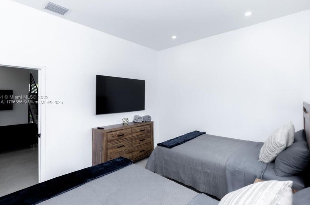 Recientemente alquilado: $5,500 (4 camas, 4 baños, 2319 Pies cuadrados)