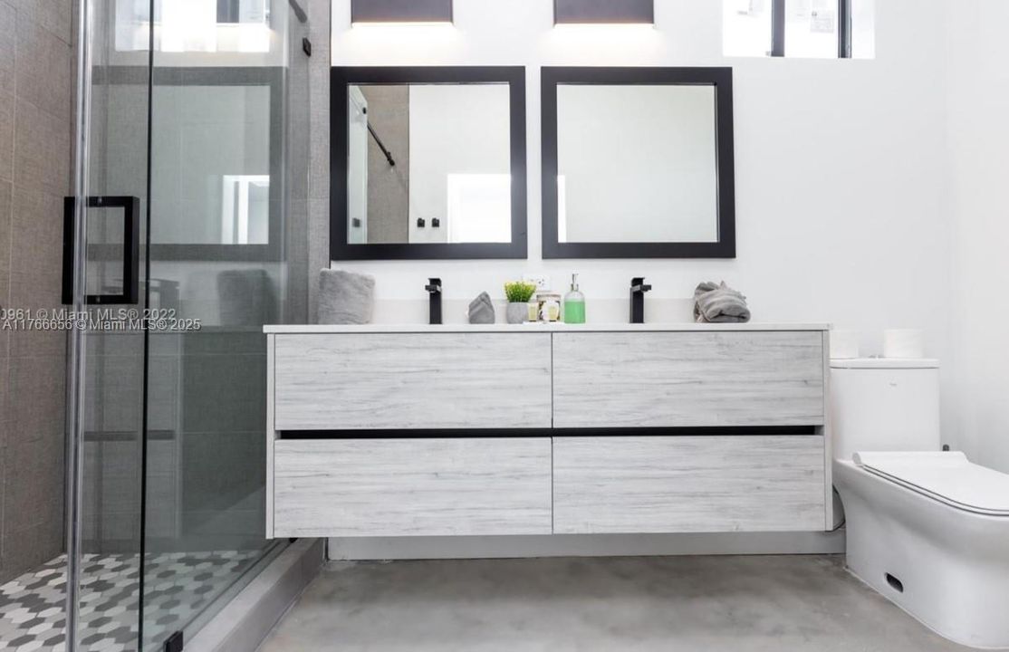 Recientemente alquilado: $5,500 (4 camas, 4 baños, 2319 Pies cuadrados)