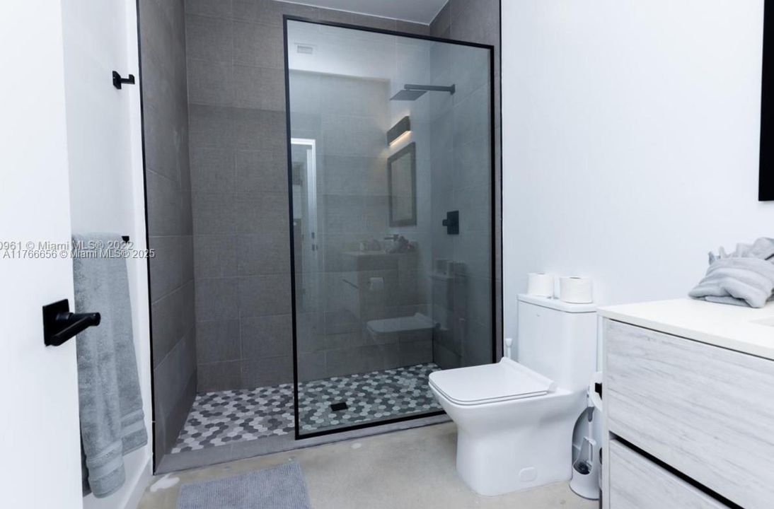 Recientemente alquilado: $5,500 (4 camas, 4 baños, 2319 Pies cuadrados)