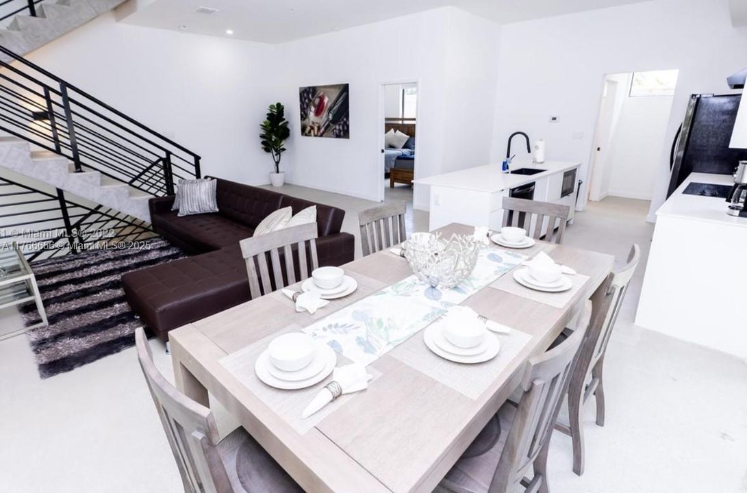 Recientemente alquilado: $5,500 (4 camas, 4 baños, 2319 Pies cuadrados)