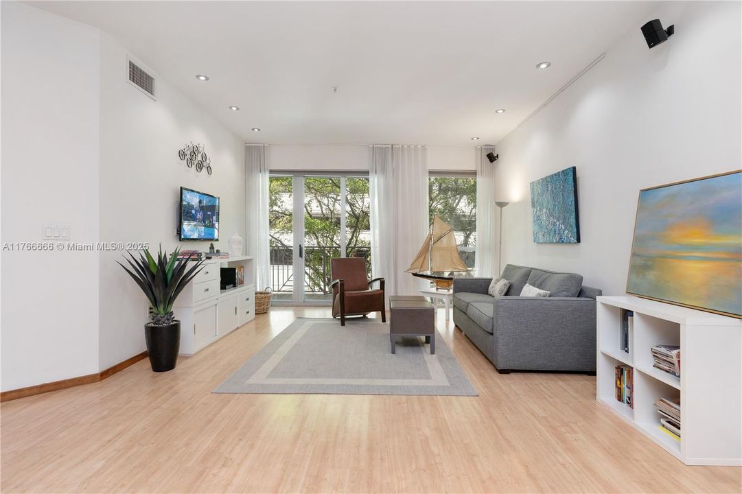 Recently Sold: $995,000 (2 beds, 2 baths, 1344 Square Feet)