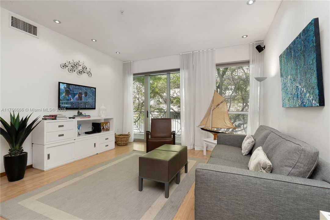 Recently Sold: $995,000 (2 beds, 2 baths, 1344 Square Feet)