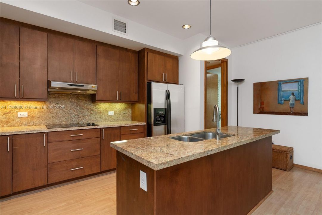 Recently Sold: $995,000 (2 beds, 2 baths, 1344 Square Feet)