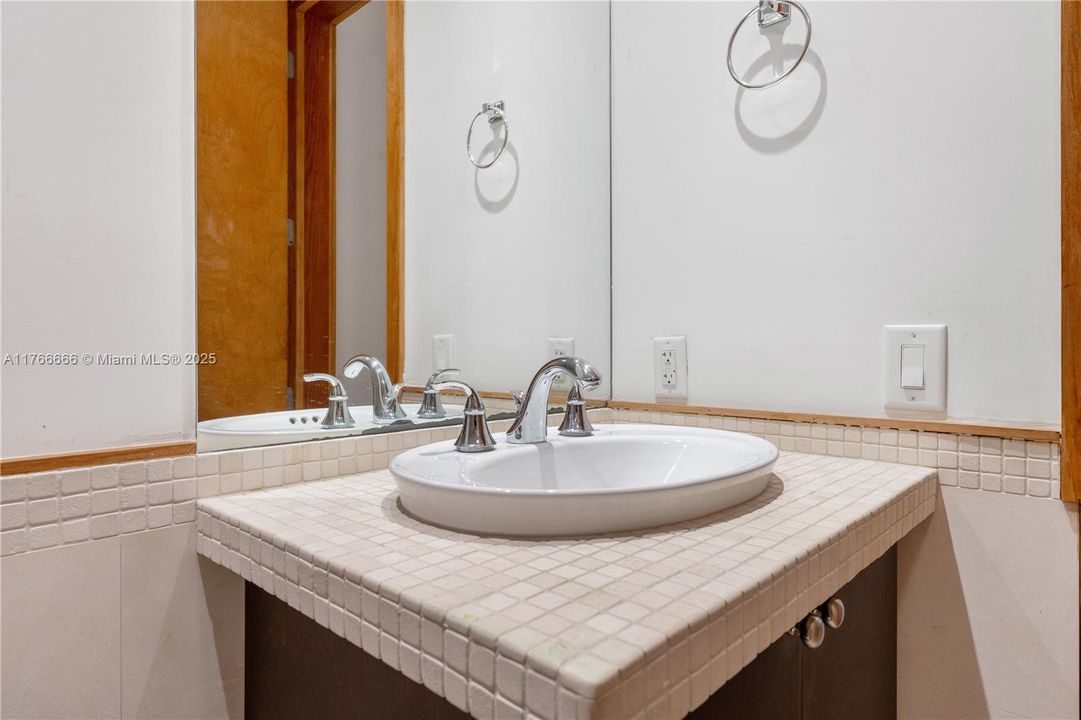 Recently Sold: $995,000 (2 beds, 2 baths, 1344 Square Feet)