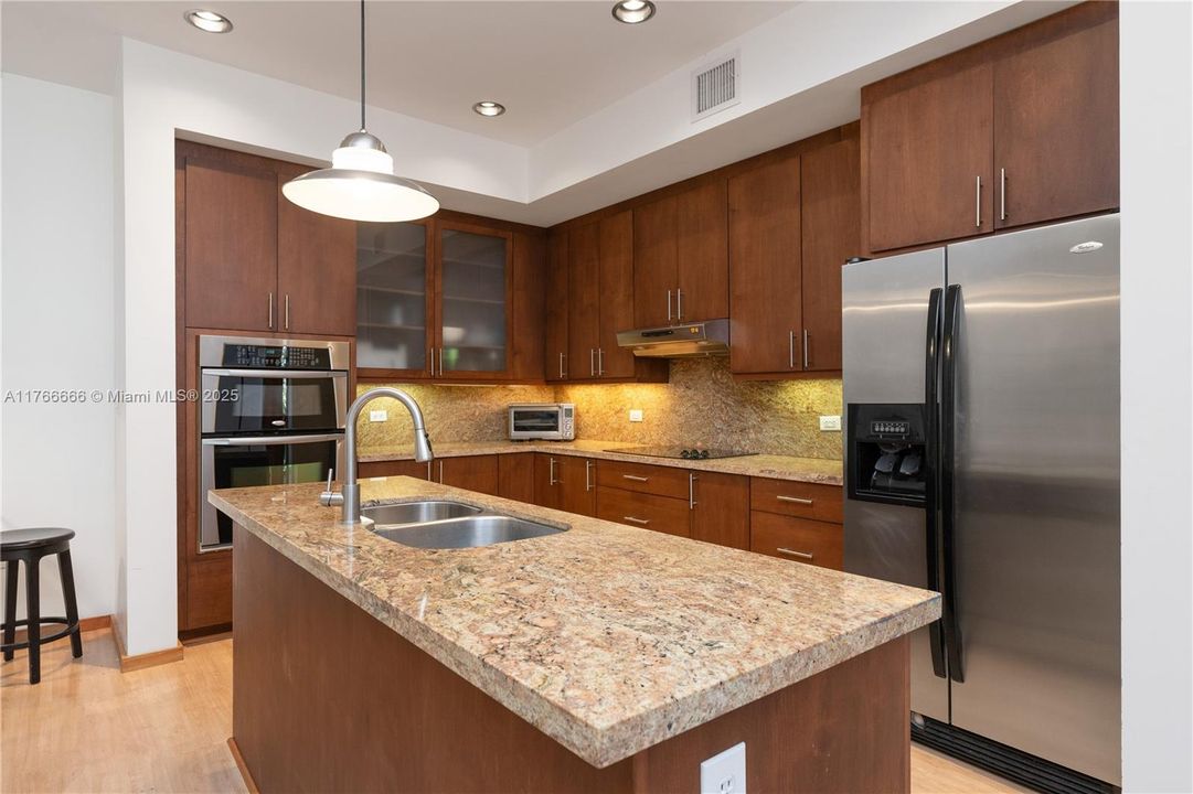 Recently Sold: $995,000 (2 beds, 2 baths, 1344 Square Feet)