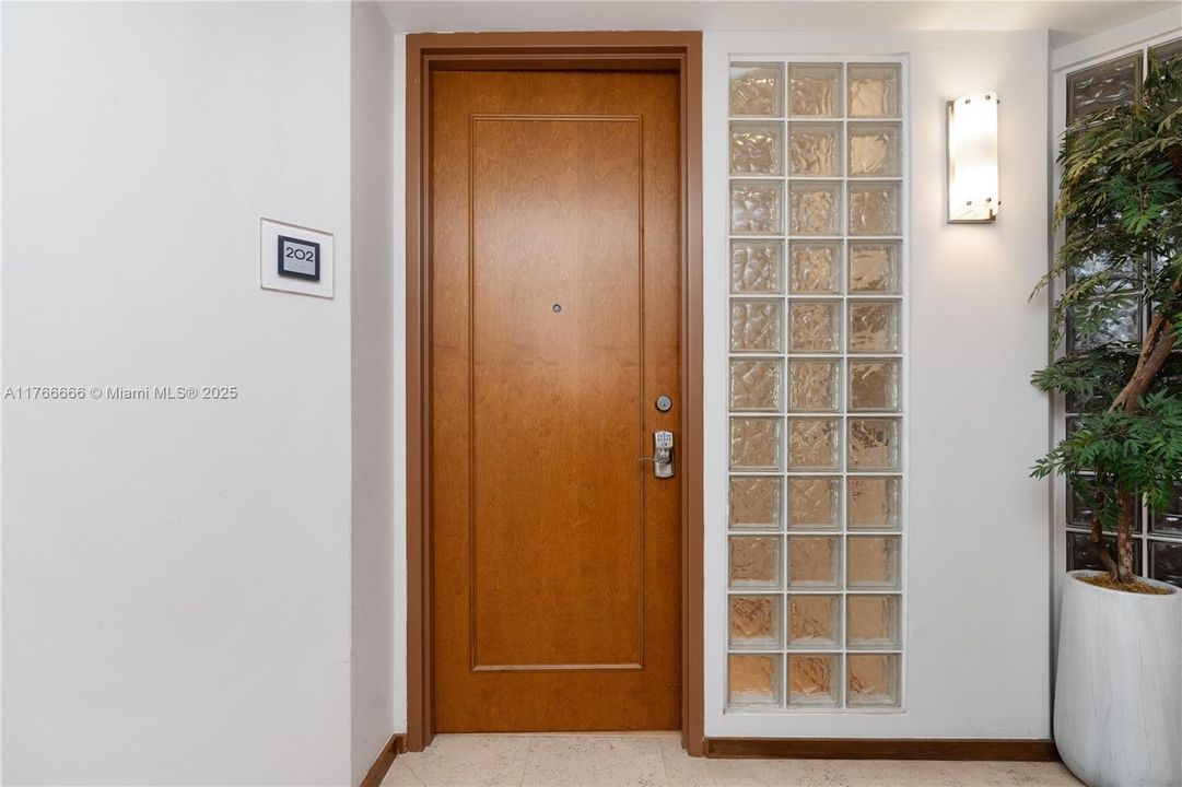 Recently Sold: $995,000 (2 beds, 2 baths, 1344 Square Feet)