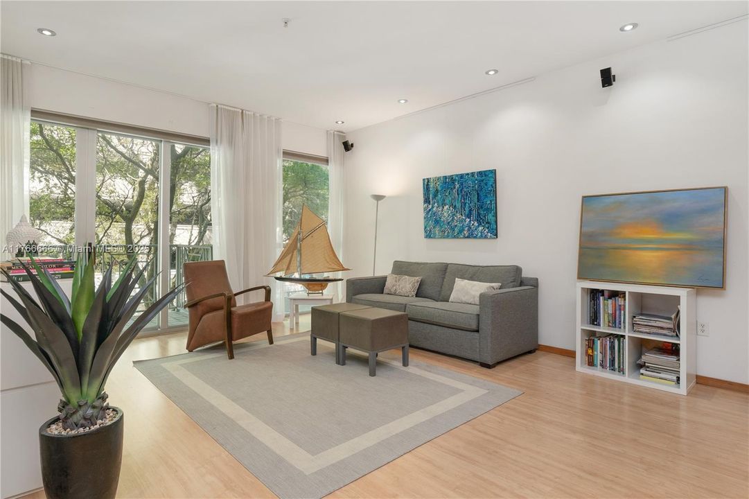 Recently Sold: $995,000 (2 beds, 2 baths, 1344 Square Feet)