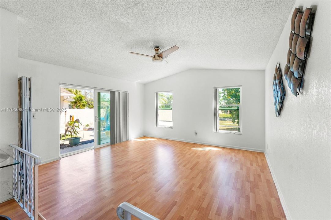 Recently Sold: $449,000 (3 beds, 2 baths, 1483 Square Feet)