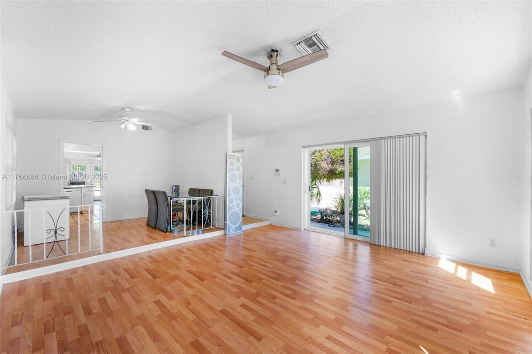 Recently Sold: $449,000 (3 beds, 2 baths, 1483 Square Feet)