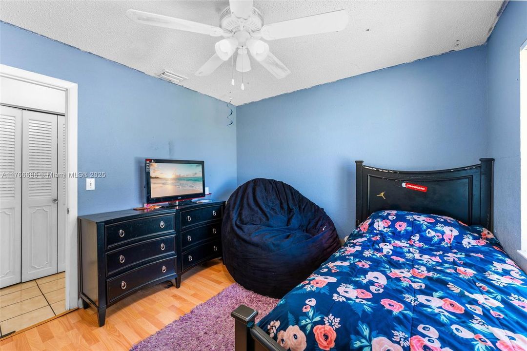 Recently Sold: $449,000 (3 beds, 2 baths, 1483 Square Feet)