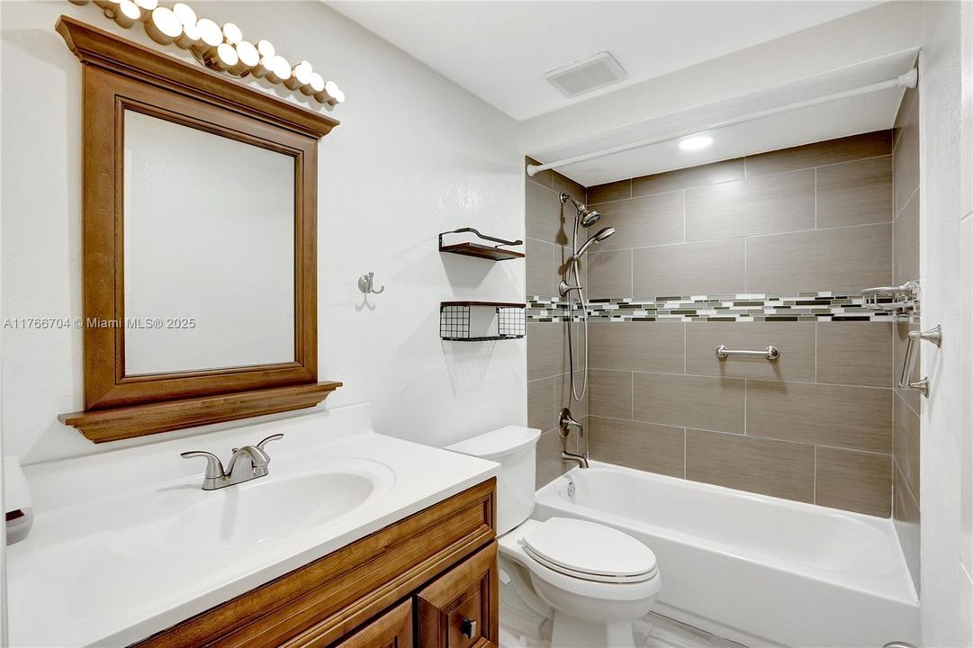 Recently Sold: $449,999 (3 beds, 2 baths, 1323 Square Feet)