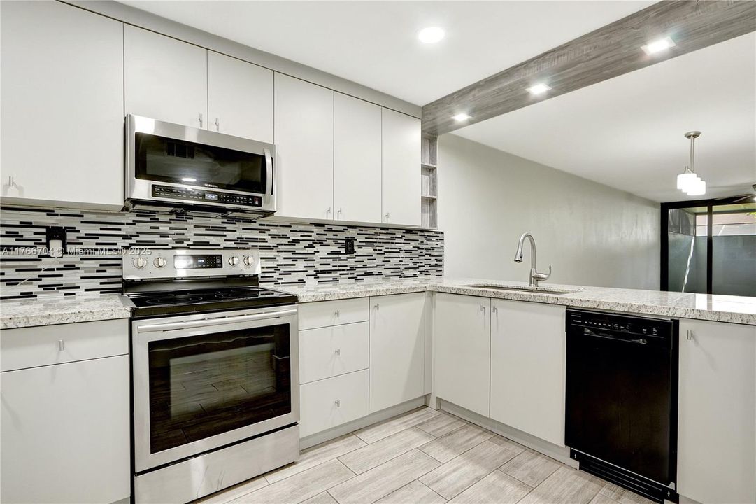 Recently Sold: $449,999 (3 beds, 2 baths, 1323 Square Feet)