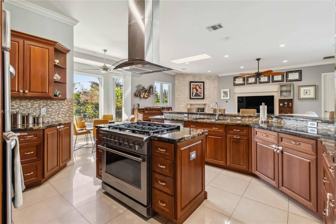 最近售出: $2,600,000 (5 贝兹, 5 浴室, 3940 平方英尺)