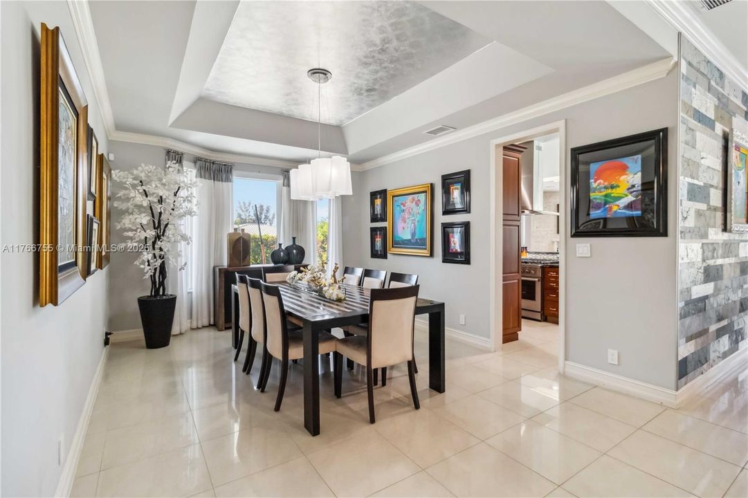 最近售出: $2,600,000 (5 贝兹, 5 浴室, 3940 平方英尺)