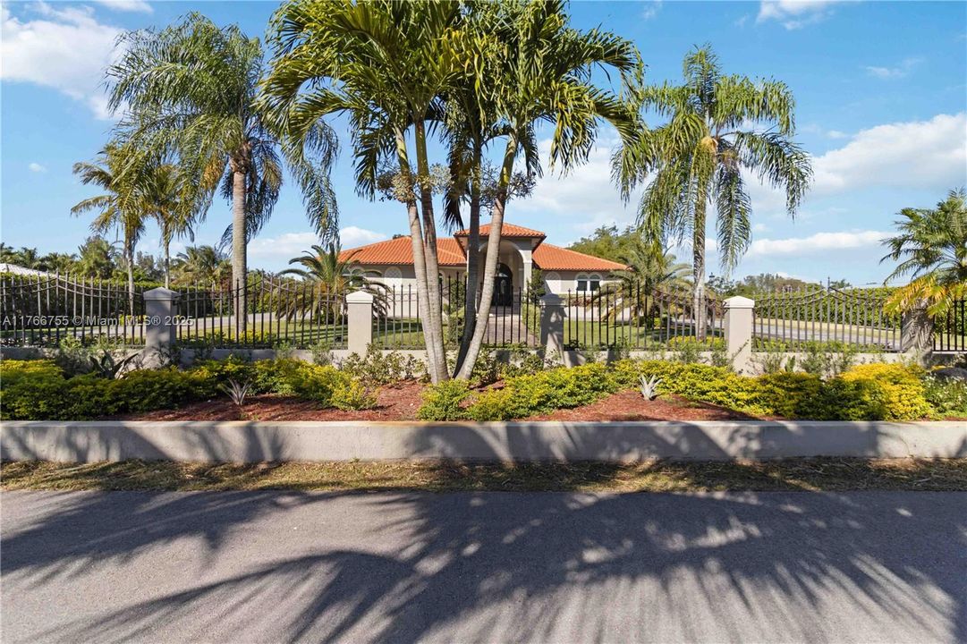 最近售出: $2,600,000 (5 贝兹, 5 浴室, 3940 平方英尺)