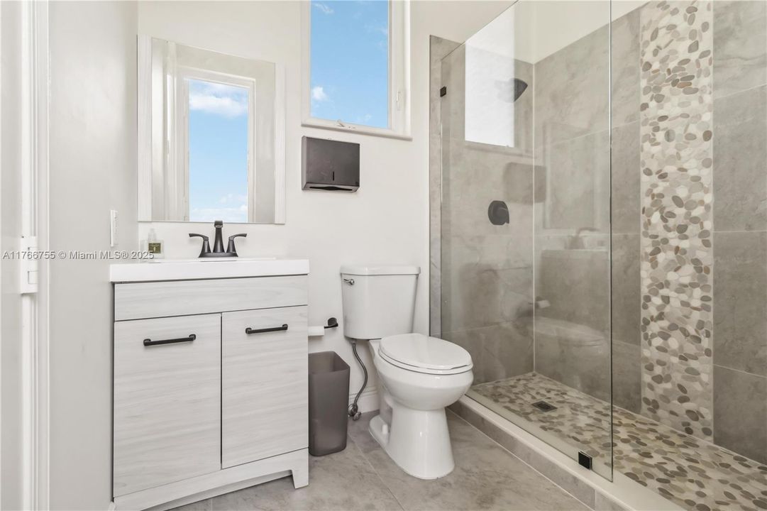 最近售出: $2,600,000 (5 贝兹, 5 浴室, 3940 平方英尺)