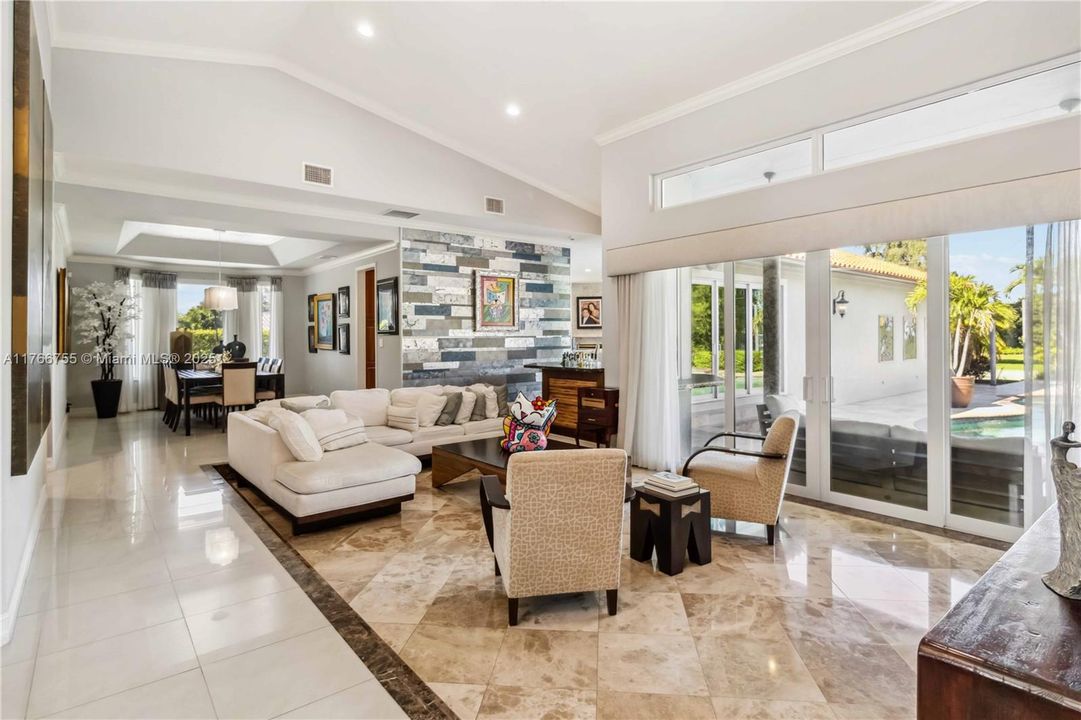 最近售出: $2,600,000 (5 贝兹, 5 浴室, 3940 平方英尺)