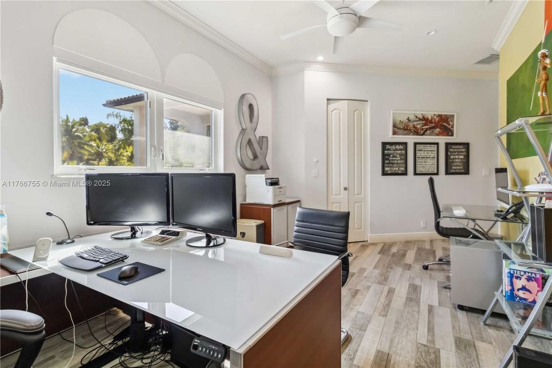 最近售出: $2,600,000 (5 贝兹, 5 浴室, 3940 平方英尺)