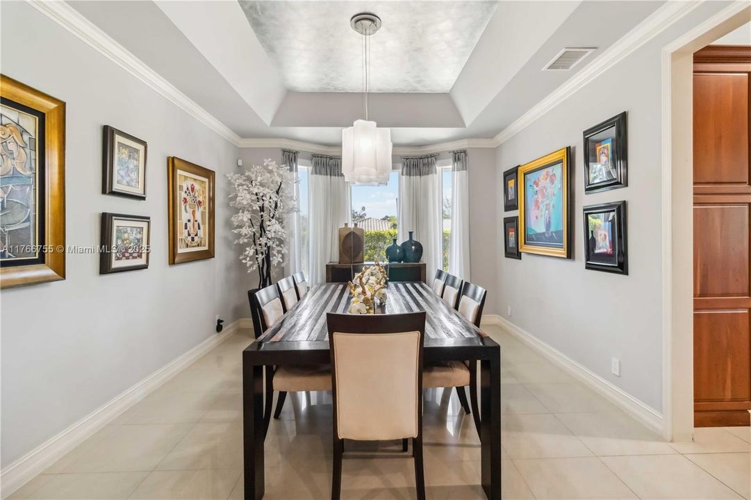 最近售出: $2,600,000 (5 贝兹, 5 浴室, 3940 平方英尺)