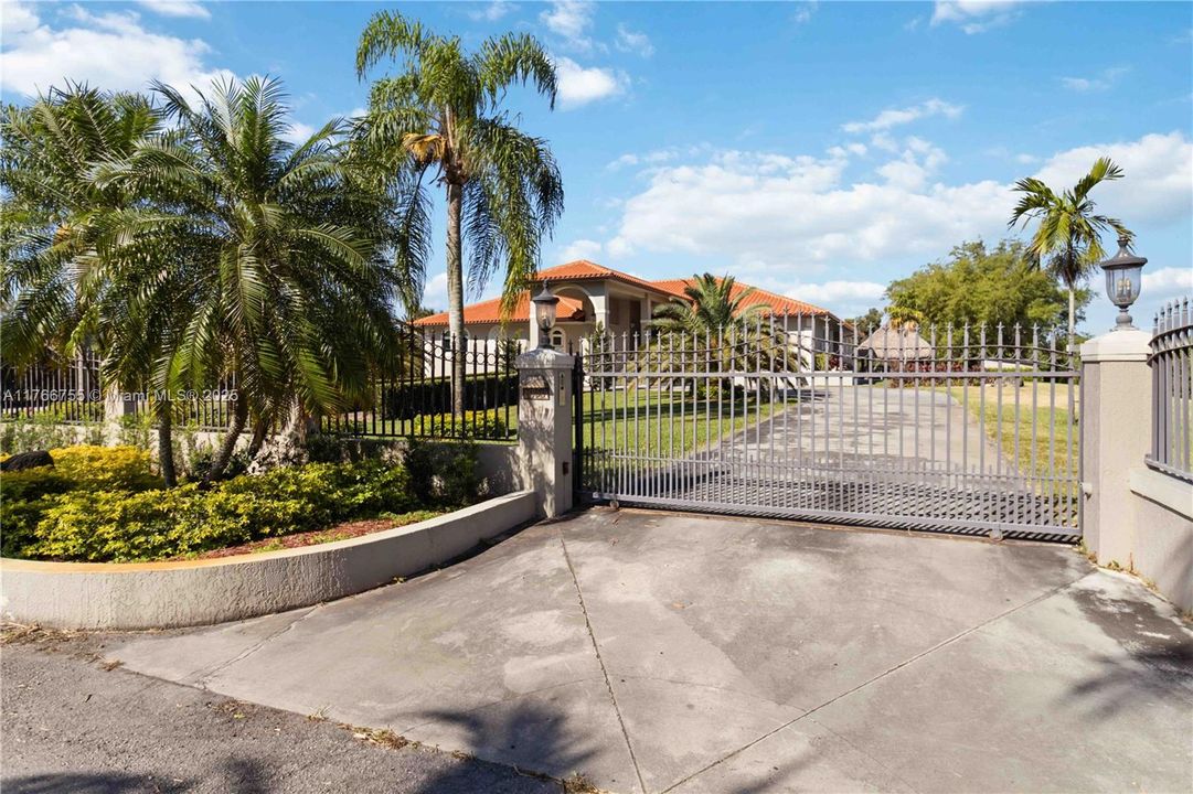 最近售出: $2,600,000 (5 贝兹, 5 浴室, 3940 平方英尺)