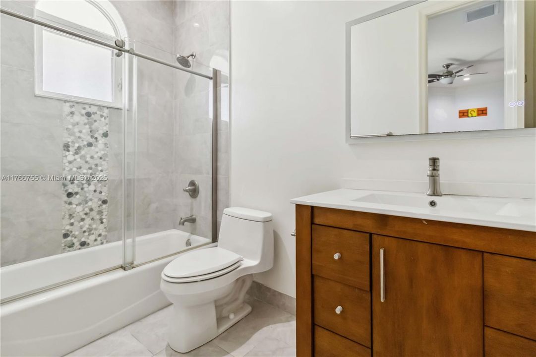 最近售出: $2,600,000 (5 贝兹, 5 浴室, 3940 平方英尺)