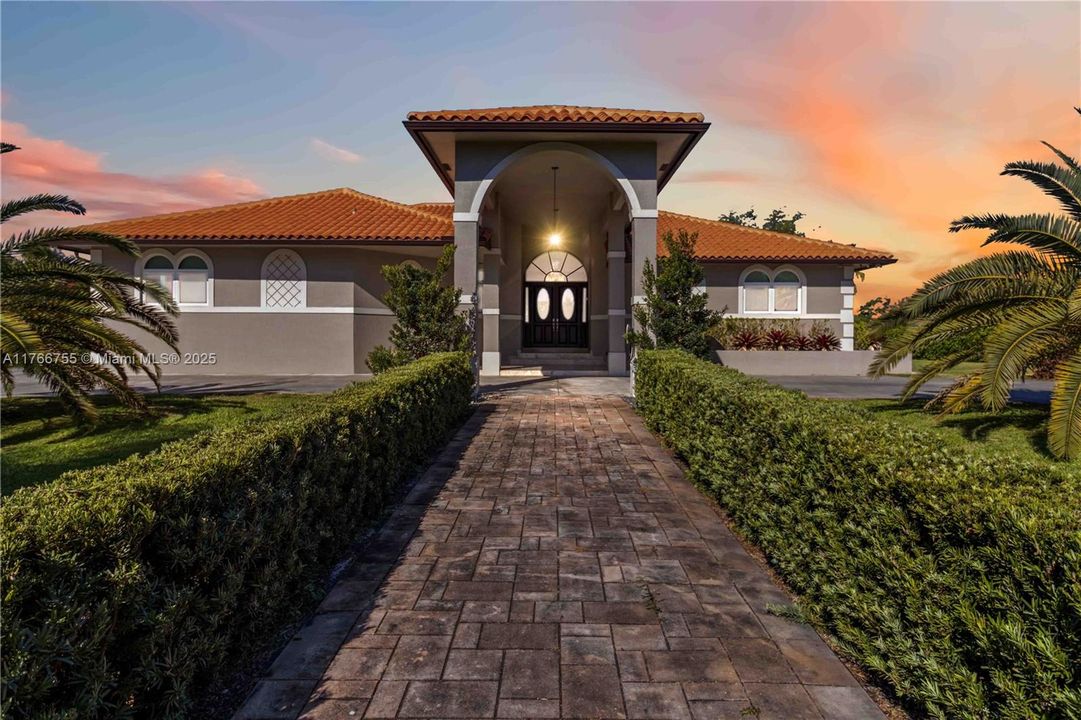 最近售出: $2,600,000 (5 贝兹, 5 浴室, 3940 平方英尺)