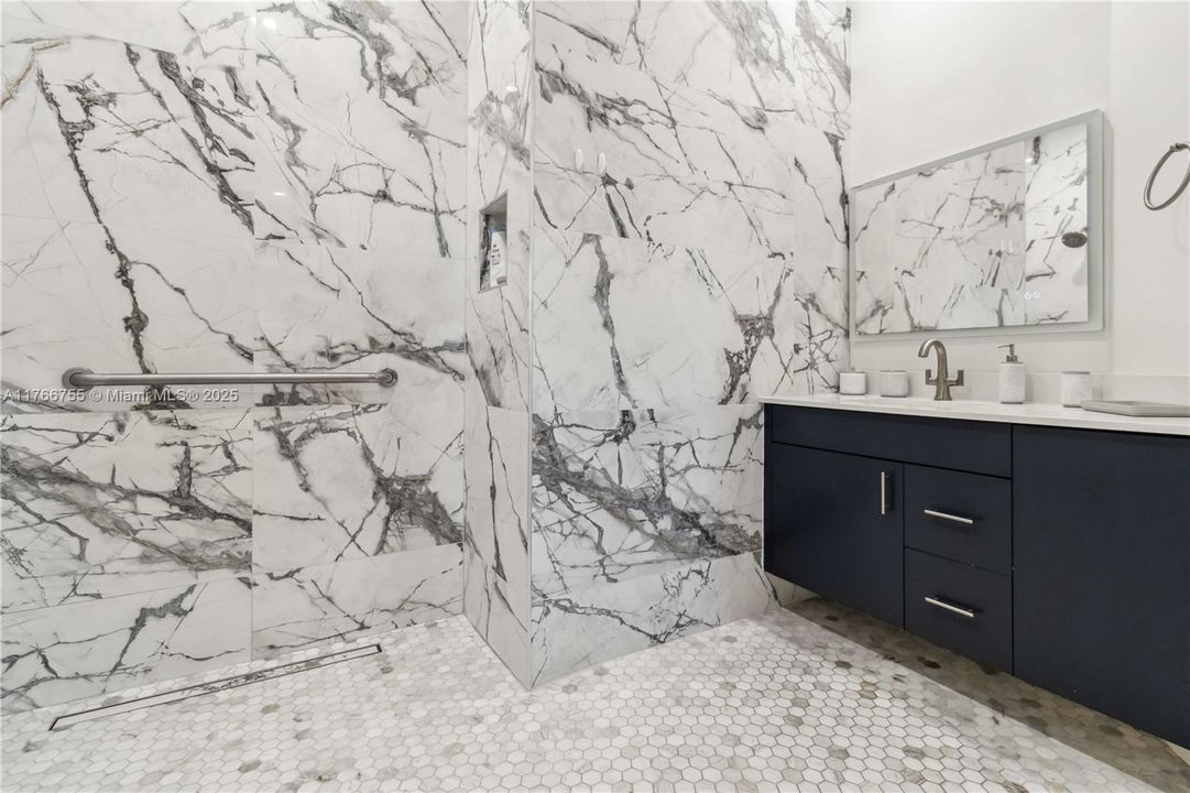 最近售出: $2,600,000 (5 贝兹, 5 浴室, 3940 平方英尺)