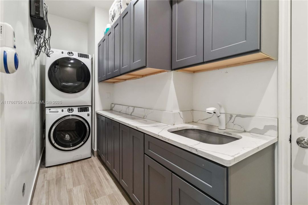 最近售出: $2,600,000 (5 贝兹, 5 浴室, 3940 平方英尺)