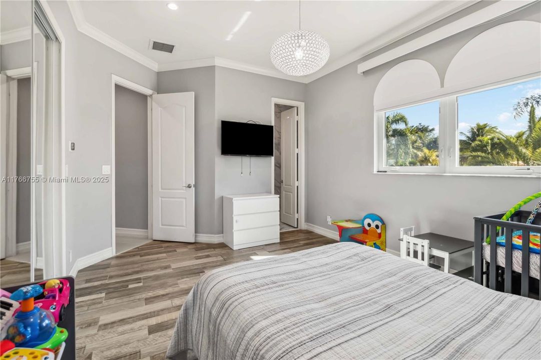 最近售出: $2,600,000 (5 贝兹, 5 浴室, 3940 平方英尺)