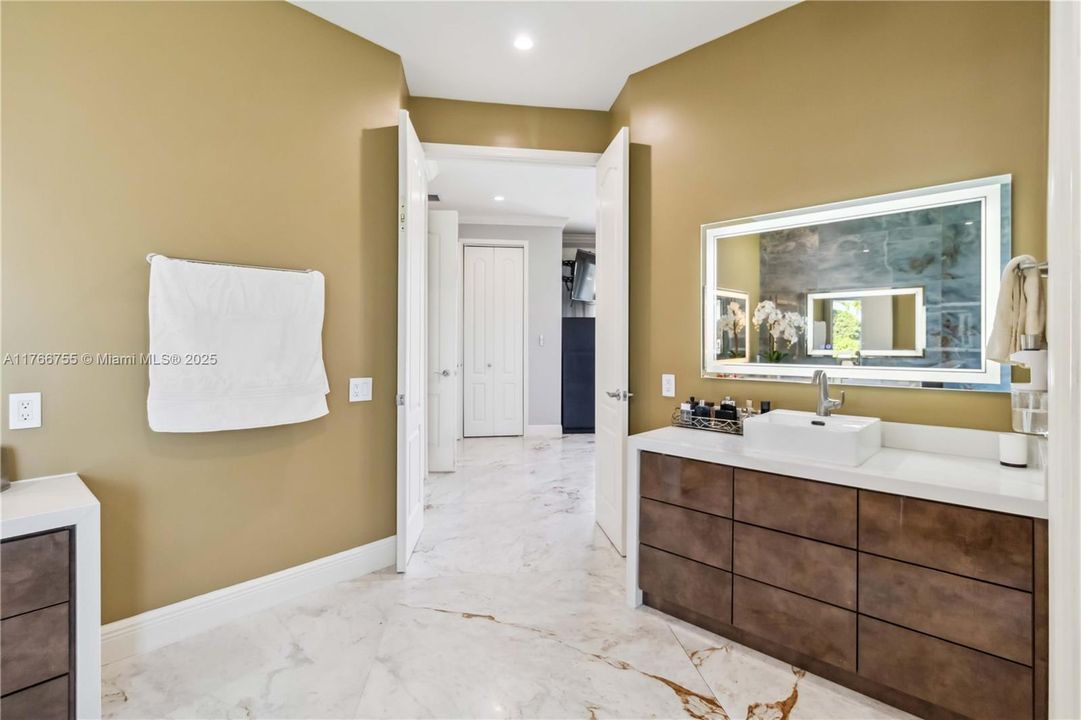 最近售出: $2,600,000 (5 贝兹, 5 浴室, 3940 平方英尺)