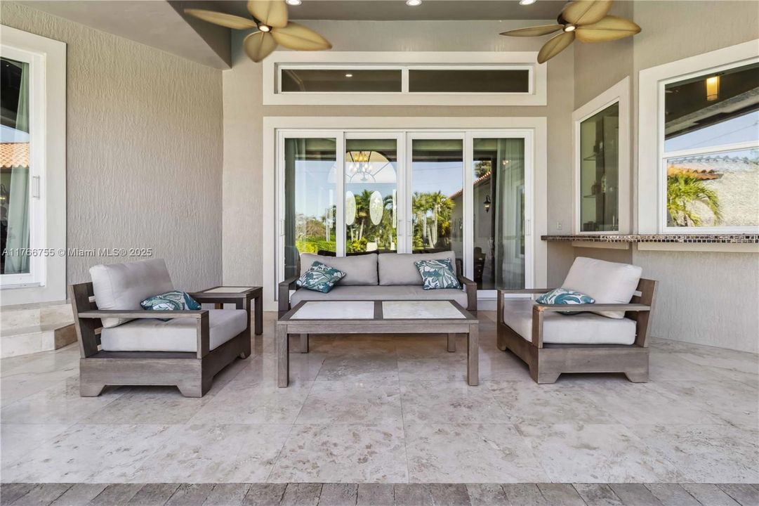 最近售出: $2,600,000 (5 贝兹, 5 浴室, 3940 平方英尺)