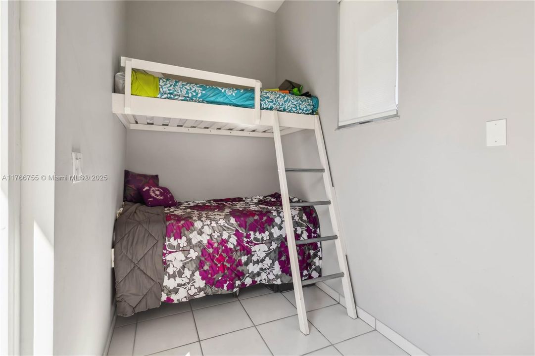 最近售出: $2,600,000 (5 贝兹, 5 浴室, 3940 平方英尺)