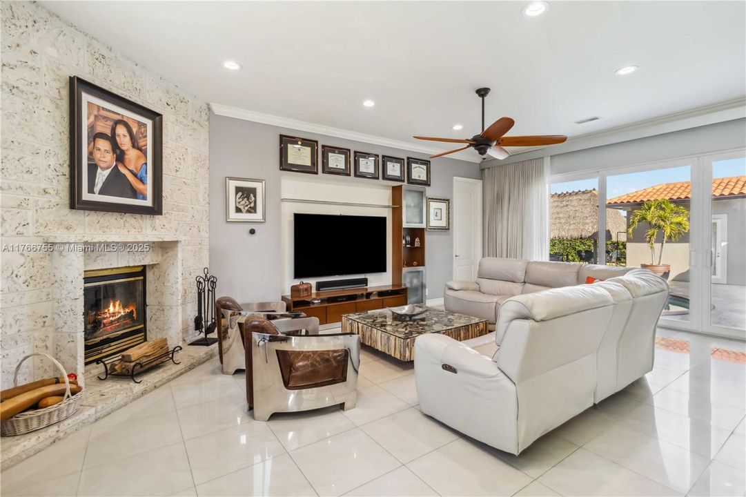 最近售出: $2,600,000 (5 贝兹, 5 浴室, 3940 平方英尺)