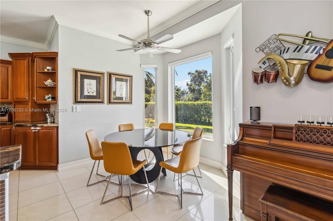 最近售出: $2,600,000 (5 贝兹, 5 浴室, 3940 平方英尺)