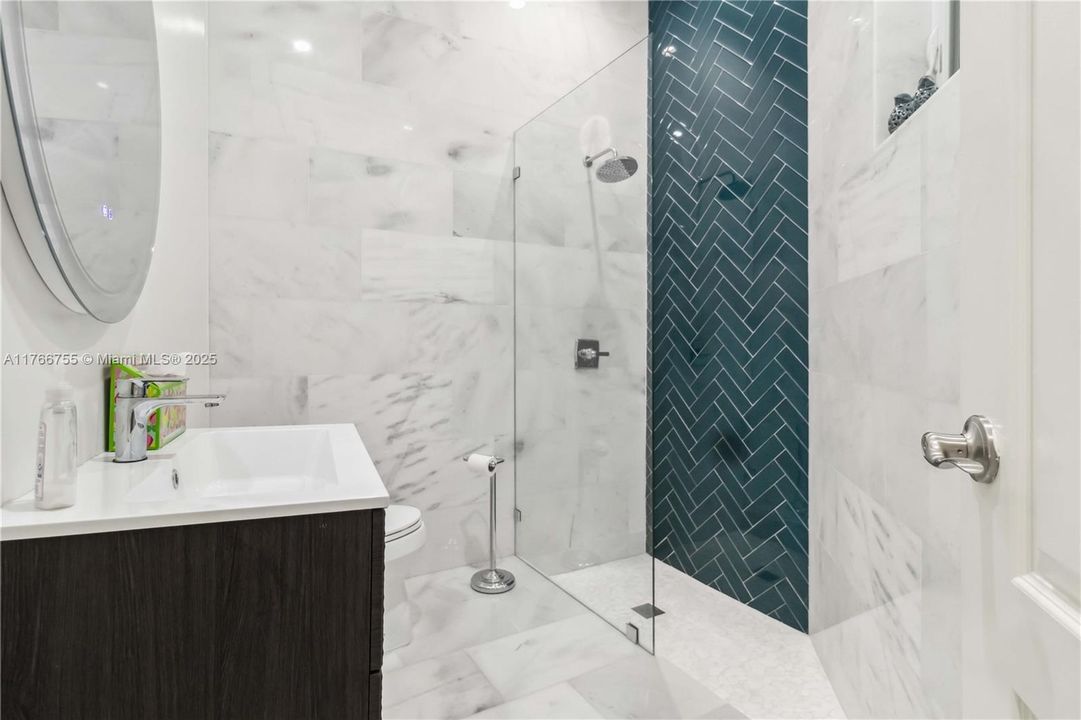 最近售出: $2,600,000 (5 贝兹, 5 浴室, 3940 平方英尺)