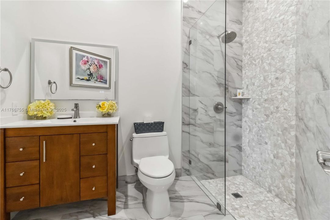 最近售出: $2,600,000 (5 贝兹, 5 浴室, 3940 平方英尺)