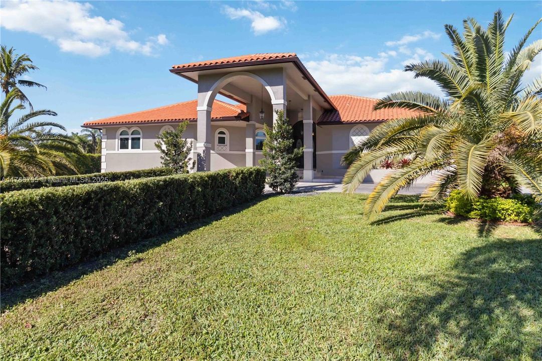 最近售出: $2,600,000 (5 贝兹, 5 浴室, 3940 平方英尺)