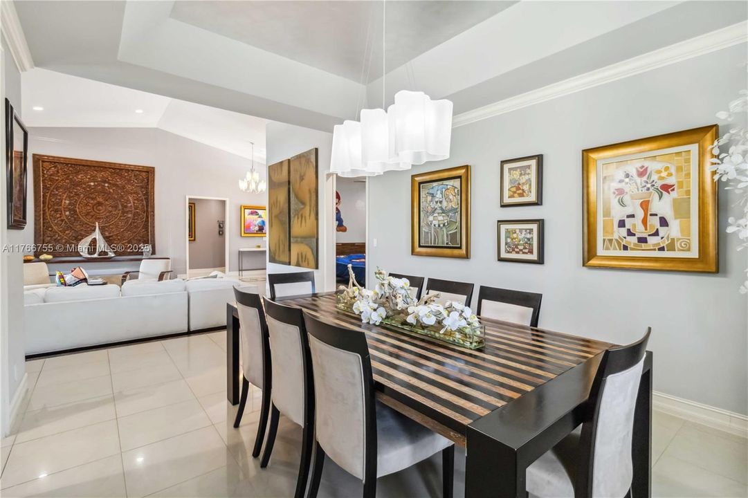 最近售出: $2,600,000 (5 贝兹, 5 浴室, 3940 平方英尺)