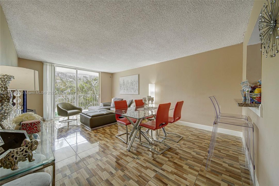 На продажу: $220,000 (2 спален, 2 ванн, 1175 Квадратных фут)