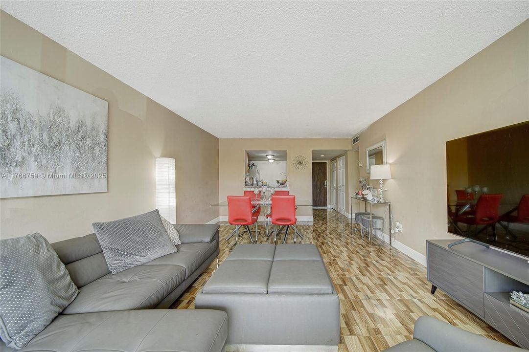 На продажу: $220,000 (2 спален, 2 ванн, 1175 Квадратных фут)