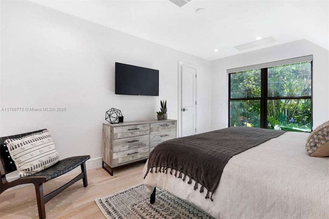 Recently Rented: $12,000 (3 beds, 3 baths, 2021 Square Feet)