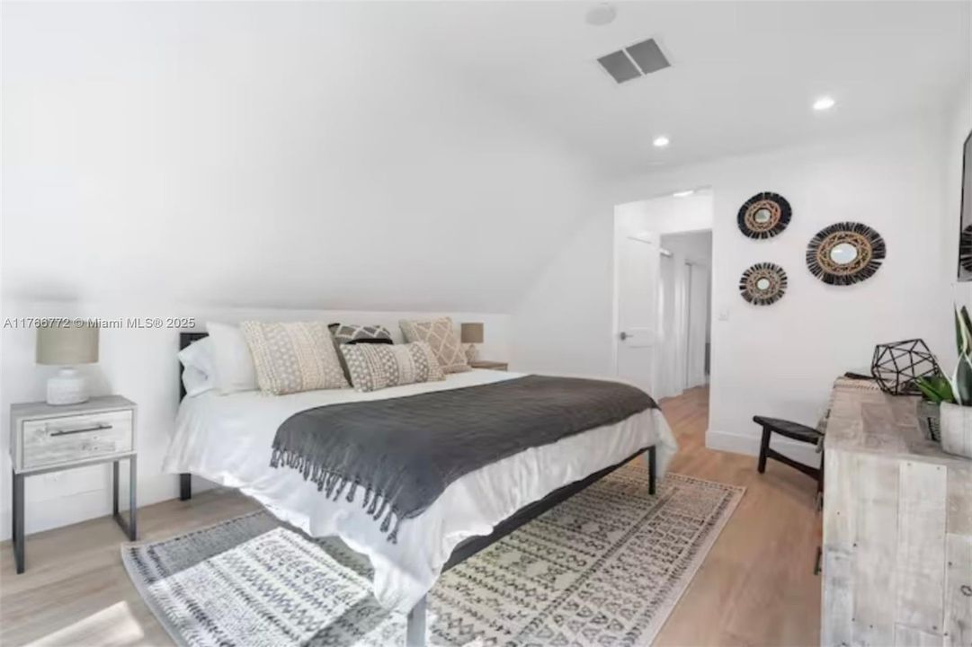 Recently Rented: $12,000 (3 beds, 3 baths, 2021 Square Feet)