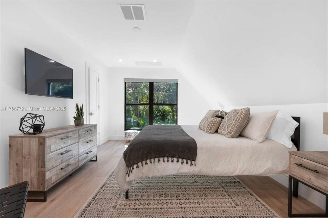 Recently Rented: $12,000 (3 beds, 3 baths, 2021 Square Feet)