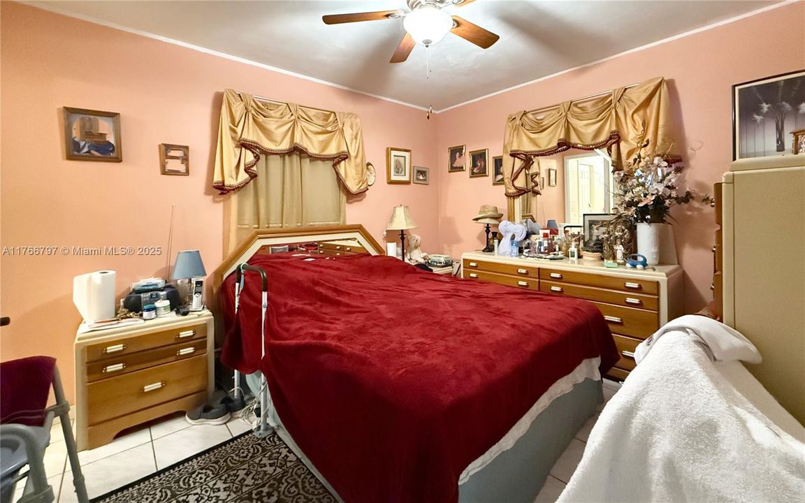 最近售出: $530,000 (3 贝兹, 2 浴室, 1170 平方英尺)