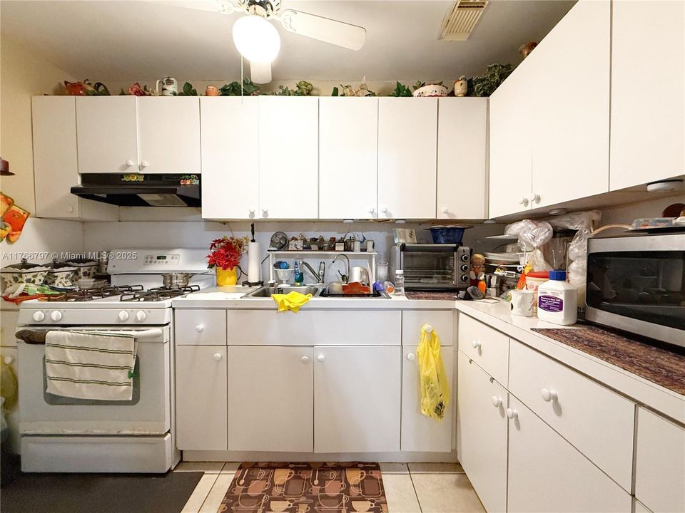 最近售出: $530,000 (3 贝兹, 2 浴室, 1170 平方英尺)