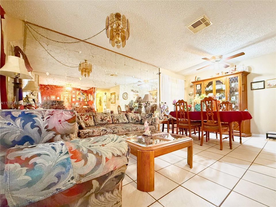 最近售出: $530,000 (3 贝兹, 2 浴室, 1170 平方英尺)