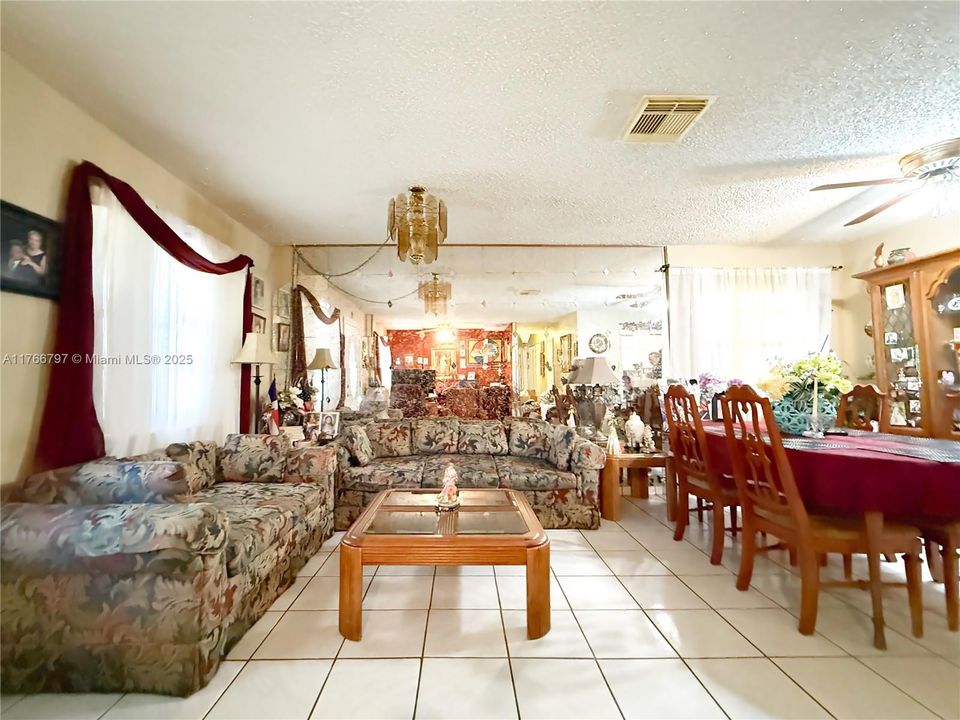 最近售出: $530,000 (3 贝兹, 2 浴室, 1170 平方英尺)